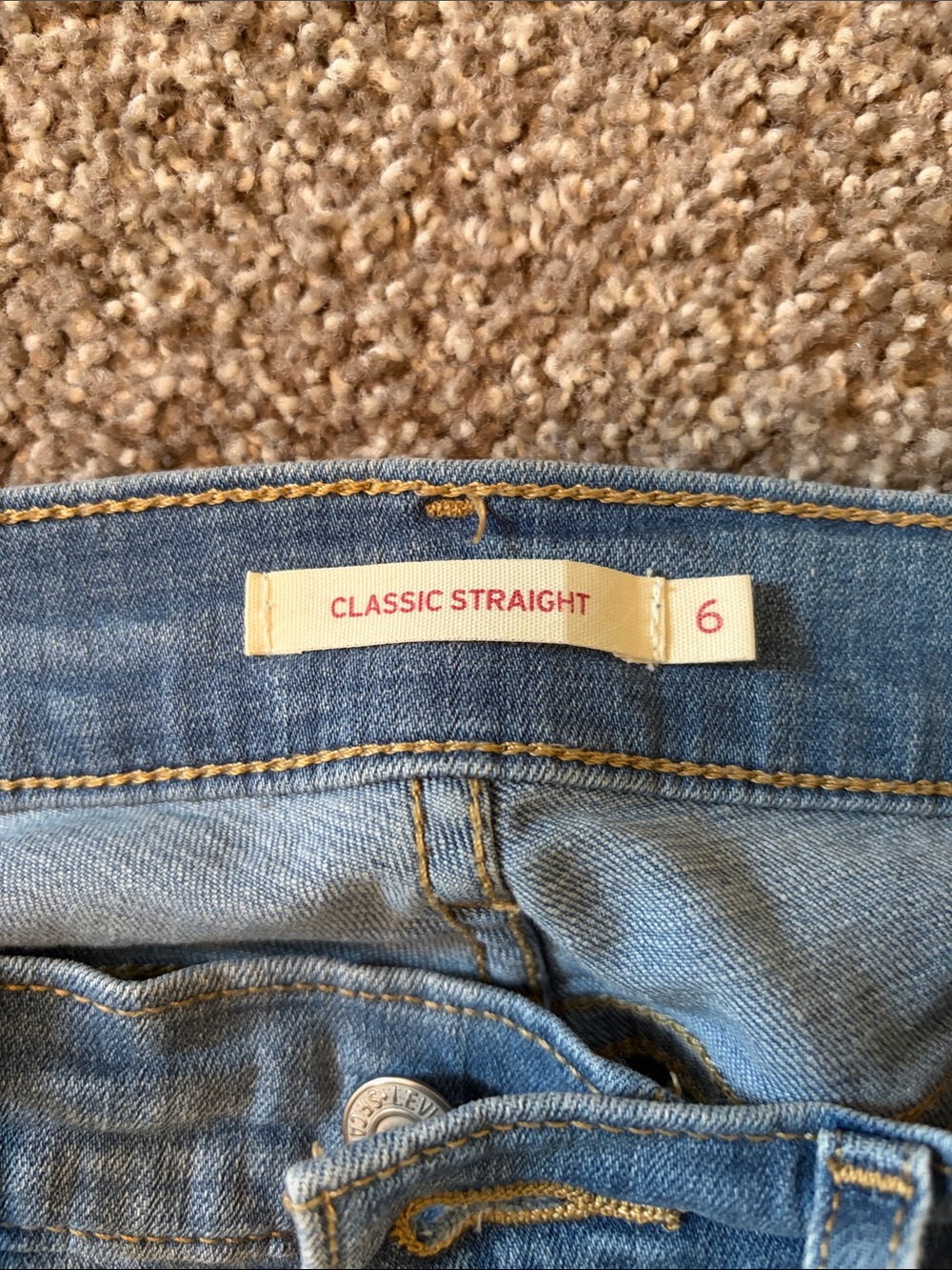 Levi’s Classic Women's Straight-Leg Jeans in Light Blue - Picture 4 of 5
